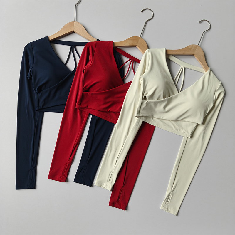 Pilates V Yoga - ジムデザインのVネック長袖クロスオーバースポーツTシャツ、女性用ショート丈クロップトップ、スリムバックレスピラティスヨガウェア